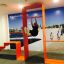 Osoba používá Ribbon Fitness II ve vnitřním fitness prostoru.