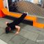 Muž cvičí na venkovní fitness lavičce Ribbon Fitness II.