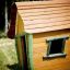 Dřevěný domeček na hraní pro děti s názvem Crooked House.