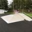 Skatepark Fun Box 8 s několika rampami a zábradlími.