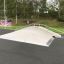 Skateparková rampa s názvem Fun Box 8 obklopená zelení.