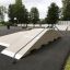 Skateparkové rampy a zábradlí ve venkovním skateparku vybaveném Fun Box 8.