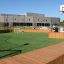 Multiarena Wooden sportovní hřiště s fotbalovým a basketbalovým vybavením na školním dvoře.