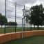 Venkovní basketbalové hřiště Multiarena Wooden s dřevěnými lavičkami a kovovým košem.