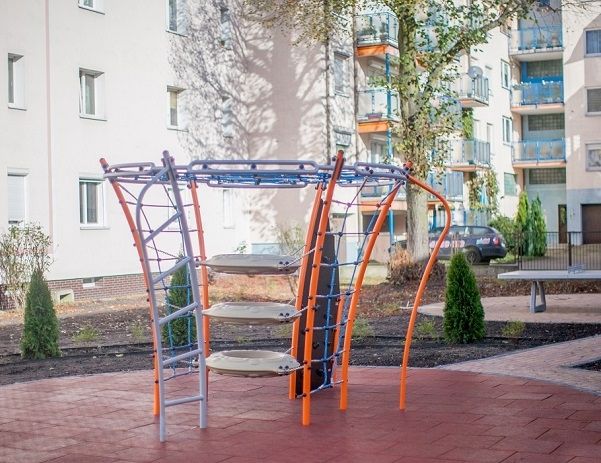 Hrací konstrukce na Rubber Tiles 50 v obytné oblasti.