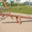 Nature Seesaw vyrobené ze dřeva na slunném hřišti
