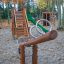 Dřevěné Nature Seesaw na hřišti se skluzavkou a lezeckou konstrukcí.