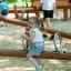 Dítě si hraje na venkovních herních prvcích Nature Seesaw