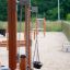 Sand & Water Play III - venkovní dětské herní zařízení s pískovišti a vodními stanovišti.