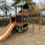 Jungle House playhouse with slide v prostředí dětského hřiště