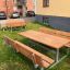 Table & Bench Steel Construction umístěný venku v travnaté oblasti.