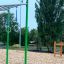Venkovní konstrukce Monkey Bar s gymnastickými kruhy v parku.