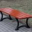 Venkovní dřevěná Bordeaux Bench w/o Backrest na parkové cestě.