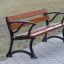 Bordeaux Bench w/ Armrests na parkové cestě.