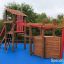 Dřevěný Sven's Boat single playhouse na modré bezpečnostní podlaze.