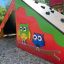Barevný Tent wooden playhouse s dekoracemi sov na bočním panelu.