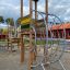 El Dorado wooden playhouse s lezeckými konstrukcemi a klouzačkou.