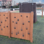 Dětský venkovní Climbing Wall s dřevěnými panely na hřišti.