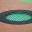 Round trampoline (80 cm) zapuštěný do bezpečnostního povrchu hřiště.