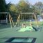 Square trampoline (150 cm) instalovaný ve venkovním dětském hřišti.