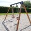 Dětské Double Baby Swing s dřevěným rámem na hřišti.