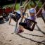 Děti si užívají jízdu na Double Baby Swing na hřišti.
