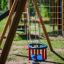 Double Swing hřišťové vybavení s modrými a červenými sedadly