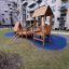 Galapagos wooden playhouse with slide umístěný v obytném bytovém komplexu.