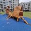 Galapagos wooden playhouse with slide v moderní obytné čtvrti