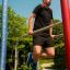 Muž cvičící na venkovním fitness vybavení od Scala Training Set.