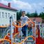 Dítě lezoucí na hrad Ursa Maior se skluzavkou a lezeckou sítí, hřišťové vybavení.