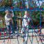 Děti si hrají na venkovním vybavení hřiště Autan climbing net