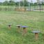 Čtyři Agility Mini Stepping Platforms na travnatém poli