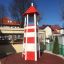 Lighthouse single playhouse, climbing net - vysoká červenobílá pruhovaná herní věž venku