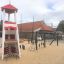 Jeden domeček Lighthouse s lezeckou sítí na hřišti