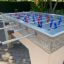 Football Table Game s modrými a červenými figurkami na venkovní terase.