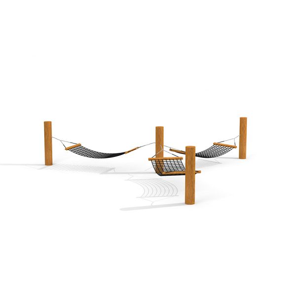 Triple Hammock s dřevěnými sloupy a černou sítí.