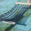 Černý Triple Hammock na modrém venkovním povrchu.