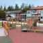 Epsilon inclusive playground s rampami a různými herními prvky pro děti.