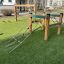 Obstacle course pro děti na hřišti s lezeckými sítěmi a dřevěnými konstrukcemi