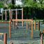Trim trail venkovní dřevěná překážková dráha s houpačkami a lezeckými lany