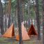 Sada herních prvků Tipi Nature wooden house mezi borovicemi