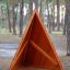 Herní zařízení Tipi Nature wooden house z přírodního dřeva v lesním prostředí