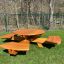 Round table & benches z dřeva umístěný na travnaté ploše