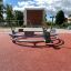 Bicycle merry-go-round na dětském hřišti s gumovým povrchem