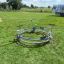 Bicycle merry-go-round na travnaté ploše hřiště.