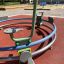 Bicycle merry-go-round na dětském hřišti s červeným gumovým povrchem