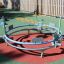 Bicycle merry-go-round na dětském hřišti na slunci