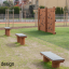 Robinia bench v moderním hřišti.
