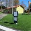 Gas Pump interaktivní vybavení hřiště na umělé trávě poblíž skluzavky.
